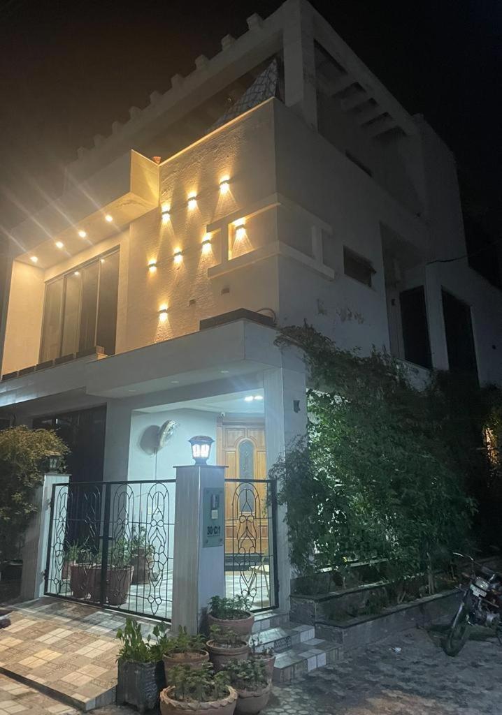Grey Orchard Homestay - A Family Place ลาฮอร์ ภายนอก รูปภาพ