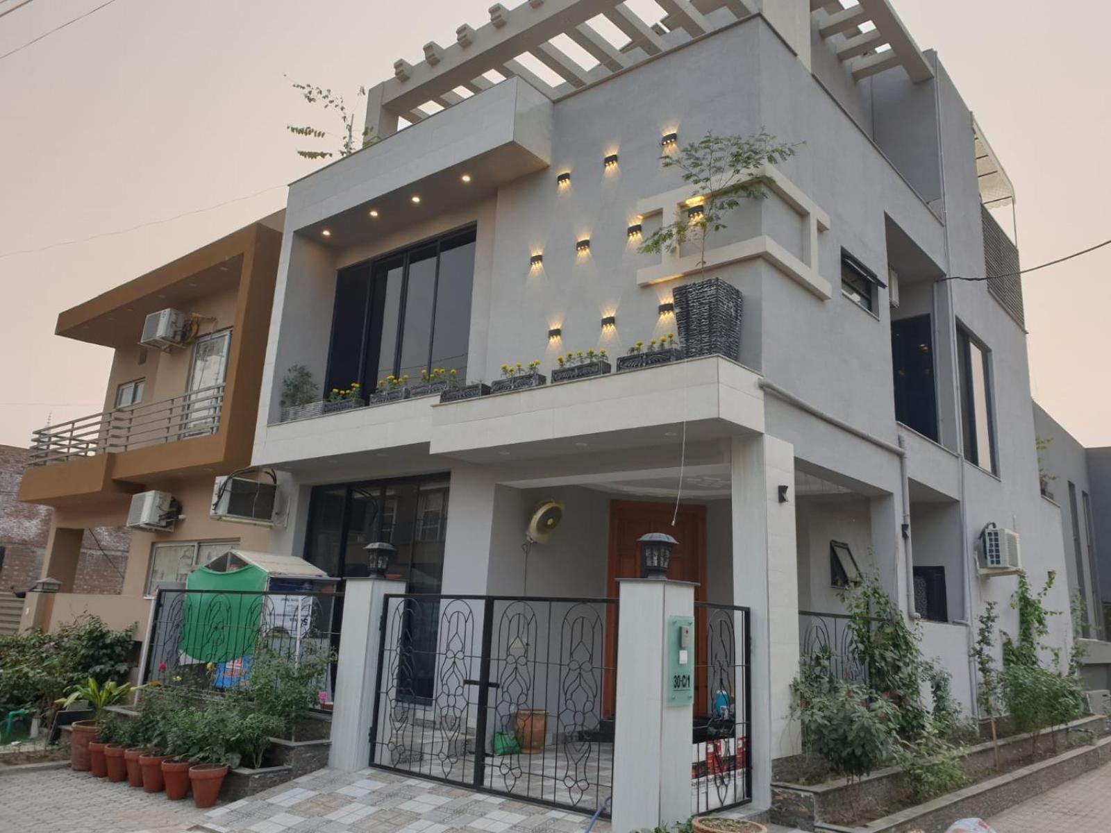 Grey Orchard Homestay - A Family Place ลาฮอร์ ภายนอก รูปภาพ