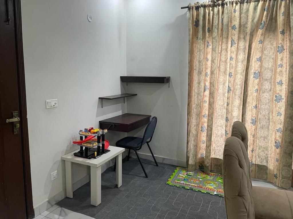 Grey Orchard Homestay - A Family Place ลาฮอร์ ภายนอก รูปภาพ